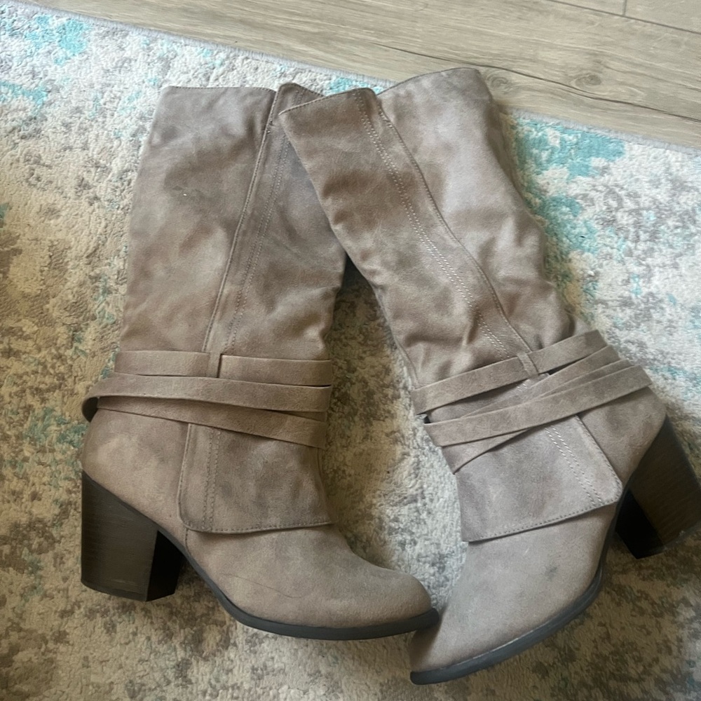 Fergalicious Knee-high boots: Sz 10 (Wide Calf) - Picture 3 of 10